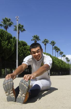 　青空の下、ストレッチする前橋育英・高橋光（撮影・辰巳直之）