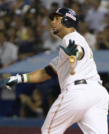 　５回ヤクルト無死、バレンティンが左越えにこの試合２本目の本塁打を放つ＝神宮