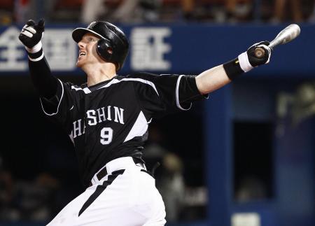 　９回阪神無死一塁、マートンが左越えに２打席連続の本塁打を放つ＝横浜