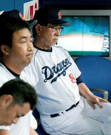 　広島にリードを許す試合展開にベンチでさえない表情の中日・高木監督