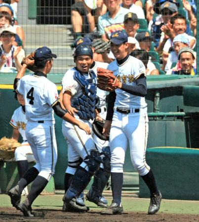 　１回、併殺打に打ち取り、好守の高橋知（４）を笑顔で迎える高橋光（右）