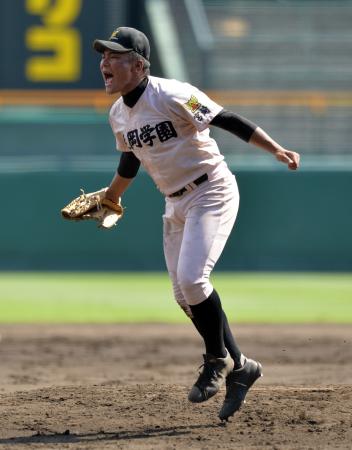　５回、八木から三振を奪い、マウンドで吠える延岡学園・横瀬（撮影・保田叔久）