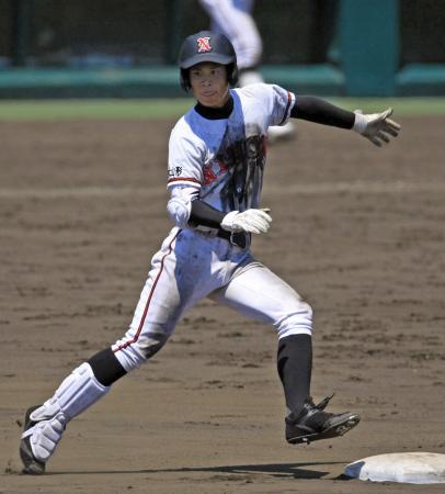 　６回、右中間を破る二塁打を放ち、相手失策の間に一気に三塁を狙う日大山形・奥村（撮影・辰巳直之）