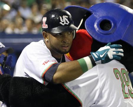 　７回、この日２本目となる４６号ソロを放ち、つば九郎と抱き合うバレンティン　