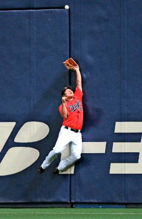 　３回表２死一、二塁、マートンの飛球にジャンプする平田＝ナゴヤドーム