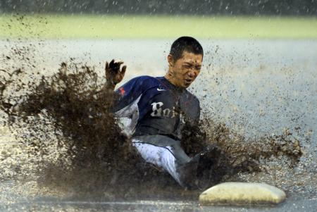 　試合が雨天中止となりファンサービスでスライディングを披露する熊代