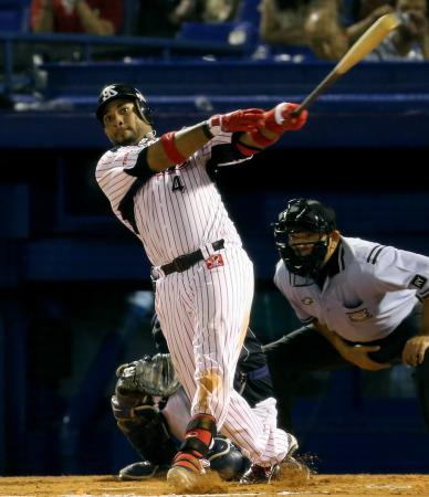 　７回、左越えに５０号ソロを放つバレンティン