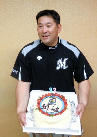 伊東監督の誕生日祝いに顔面ケーキ 野球 デイリースポーツ Online