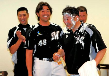 伊東監督の誕生日祝いに顔面ケーキ 野球 デイリースポーツ Online
