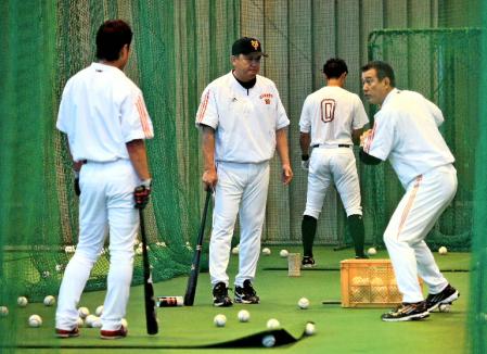 　亀井（左）に打撃指導をする原監督（右）＝福井工大室内練習場