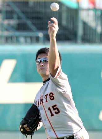 左腕でキャッチボールする沢村＝甲子園（撮影・飯室逸平）