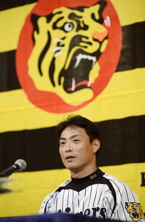 　記者会見で今季限りでの現役引退を表明する阪神の桧山進次郎外野手＝７日、兵庫県西宮市内のホテル