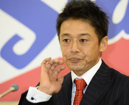 　会見で引退への思いを語った藤本（撮影・園田高夫）