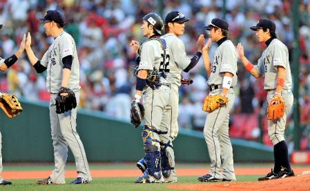 　楽天に勝利し、タッチを交わすオリックスナイン