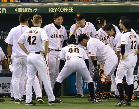 　試合前、円陣に加わっていた阿部（中央右）だったが…（撮影・金田祐二）