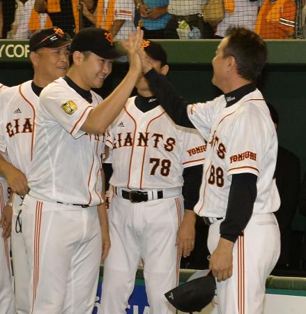 　原監督（右）とハイタッチを交わす菅野（撮影・会津智海）