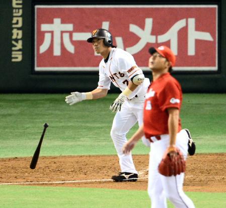 　４回、巨人・長野はタイムリー二塁打を放つ