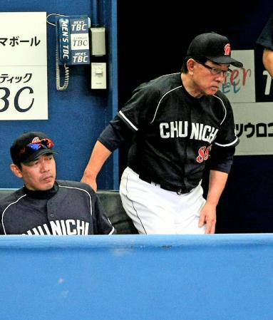 　ＤｅＮＡ戦で敗れ、ベンチから立ち上がる高木監督。左は今中コーチ