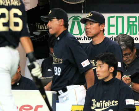 　逆転負けに厳しい表情でベンチを後にするオリックス・森脇監督（左）（撮影・佐々木彰尚）