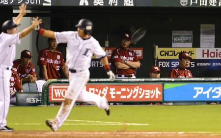 　９回、片岡のサヨナラ２ランにがっくりの星野監督（右端）ら（撮影・金田祐二）