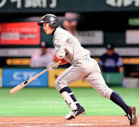 ６回２死一、三塁、勝ち越しの左前適時打を放つオリックス・安達