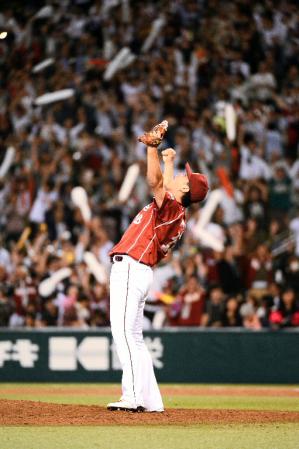 歓喜のガッツポーズの楽天・田中将大＝西武ドーム