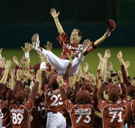 　初優勝を決め、ナインに胴上げされる星野監督（撮影・西岡　正）