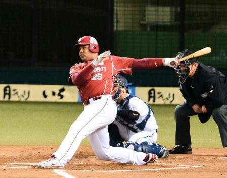 　７回、右中間に逆転タイムリーを放つジョーンズ