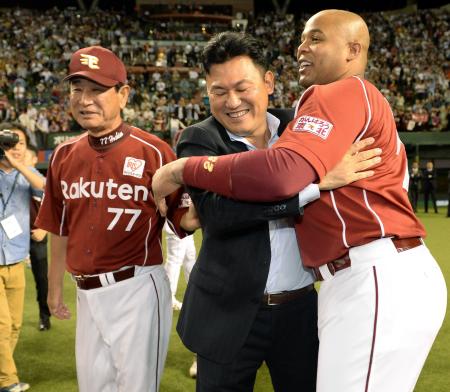 　楽天の優勝に歓喜の三木谷オーナー（中央）