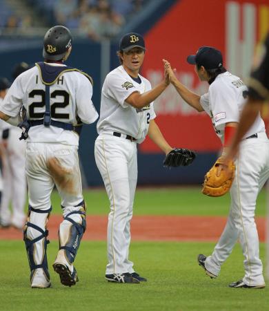 　久々の登板を３人でぴしゃりと締めたオリックス・馬原（中央）