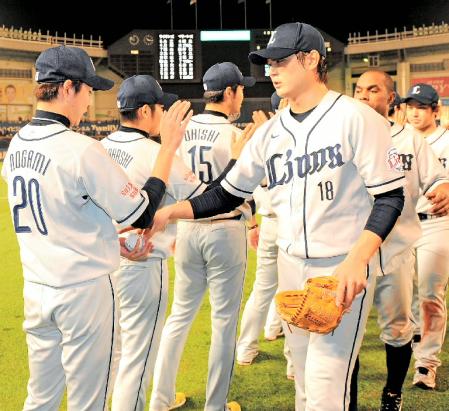 　野上にウイニングボールを手渡す涌井（１８）