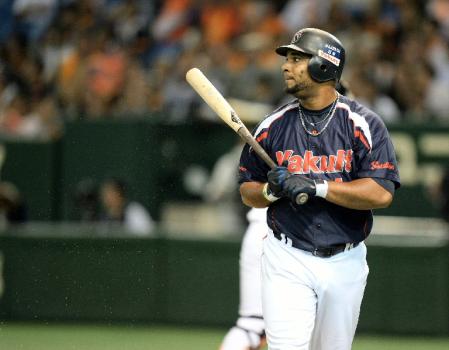 ８回ヤクルト２死一、二塁、代打で登場したバレンティンは空振り三振に倒れ唾を吐く＝東京ドーム（撮影・北野将市）