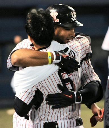 ６回ヤクルト、バレンティンは６０号２ランを放ち、宮本慎也（手前）と抱き合う＝神宮球場（撮影・吉澤敬太）