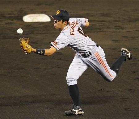 　８回、柴田の打球をはじき、勝ち越しタイムリーエラーとする藤村