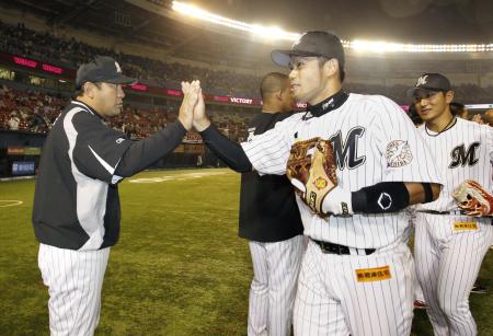 　オリックスに快勝し、今江（右手前）らナインを迎える伊東監督