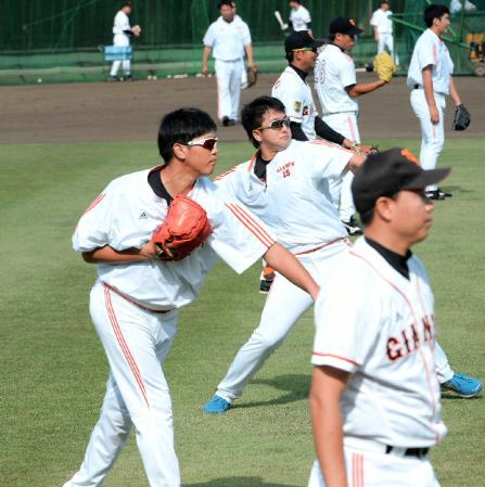 　練習で並んキャッチボールする内海（左手前）と沢村（右後方）（撮影・開出　牧）