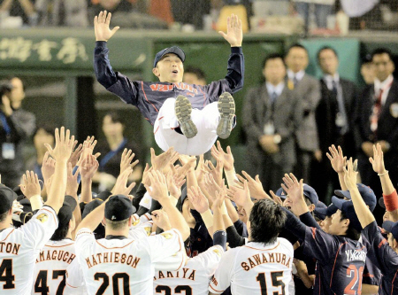 試合後に巨人、ヤクルト両選手から胴上げされる宮本