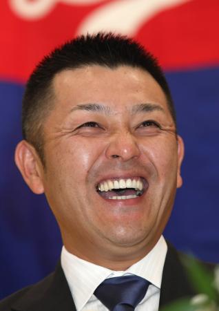 　記者会見で豪快な笑顔を見せる谷繁新監督