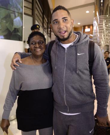 　母・アストリットさん（左）と帰国するバレンティン（撮影・開出　牧）