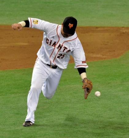 ３回広島無死、菊池涼介の打球を捕球し損なう巨人・村田修一＝東京ドーム（撮影・会津智海）