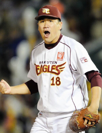 完封でロッテに勝利し、雄たけびをあげる楽天・田中将大＝クリネックススタジアム宮城