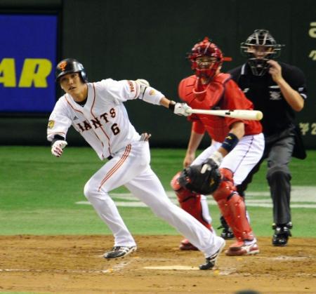４回１死一塁、坂本は左中間にタイムリー二塁打を放つ＝東京ドーム（撮影・金田祐二）