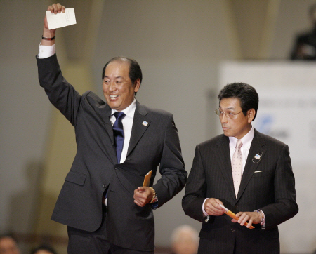 ２００９年度ドラフトで花巻東・菊池の交渉権を獲得した当時の西武・渡辺監督（左）