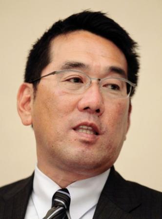 続投が決まり、ほっとした表情で会見する広島・野村謙二郎監督＝広島市内のホテル（撮影・出月俊成）