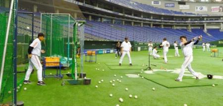 坂本のティー打撃の打球を右腕に受ける巨人・原監督＝東京ドーム（撮影・金田祐二）