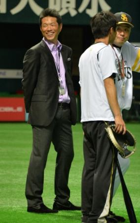 　ソフトバンクの秋季練習を視察する日本代表の小久保監督（左）＝ヤフオクドーム
