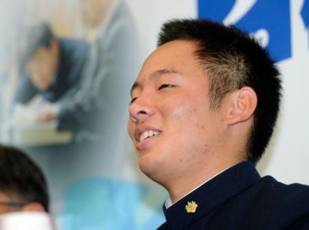 楽天１位指名を受け、会見する桐光学園・松井裕樹＝神奈川県川崎市麻生区の桐光学園（撮影・西岡　正）