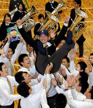 　西武から１位指名され、チームメートから胴上げされる大阪桐蔭・森（撮影・山口　登）