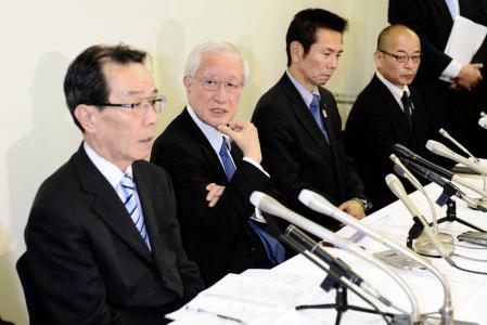 　２０１３年６月１２日　統一球の変更問題での会見で、下田事務局長（左）に声をかける加藤コミッショナー（中央）