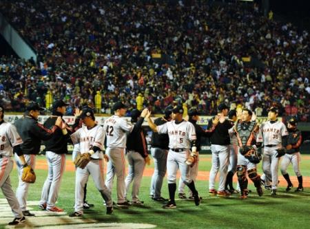 ハイタッチをかわし勝利を喜ぶ巨人ナイン＝Ｋスタ宮城（撮影・園田高夫）